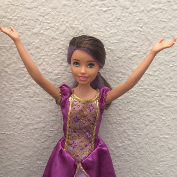 2 Barbie dolls fully dressed. - Picture 3 of 10